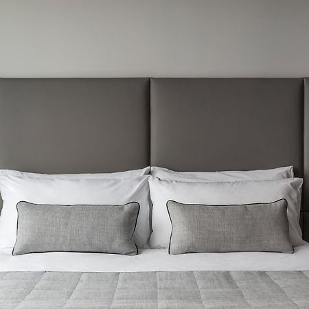 Oakwood Premier Melbourne Aparthotel Buitenkant foto A bed with a headboard