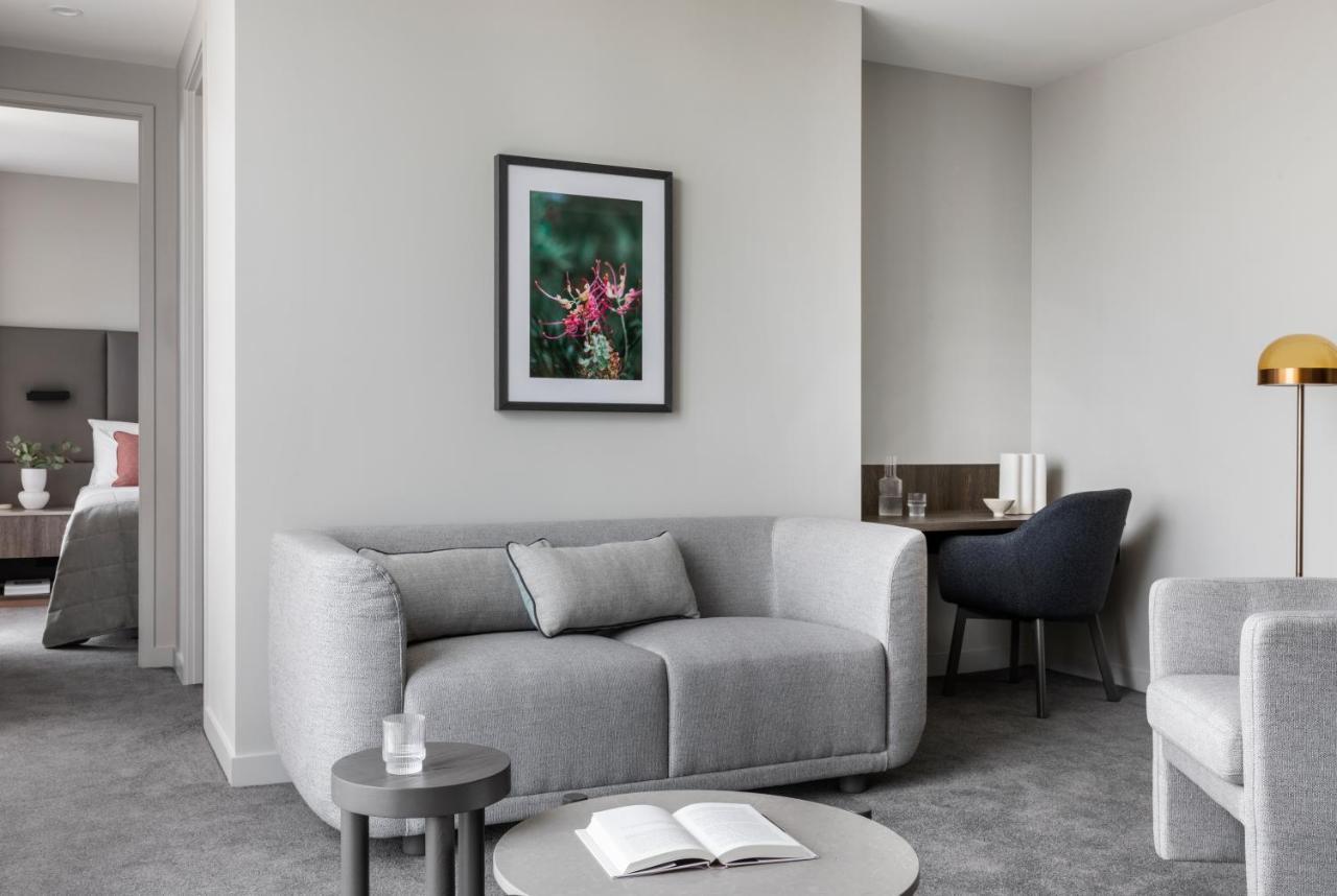 Oakwood Premier Melbourne Aparthotel Buitenkant foto A suite at the hotel