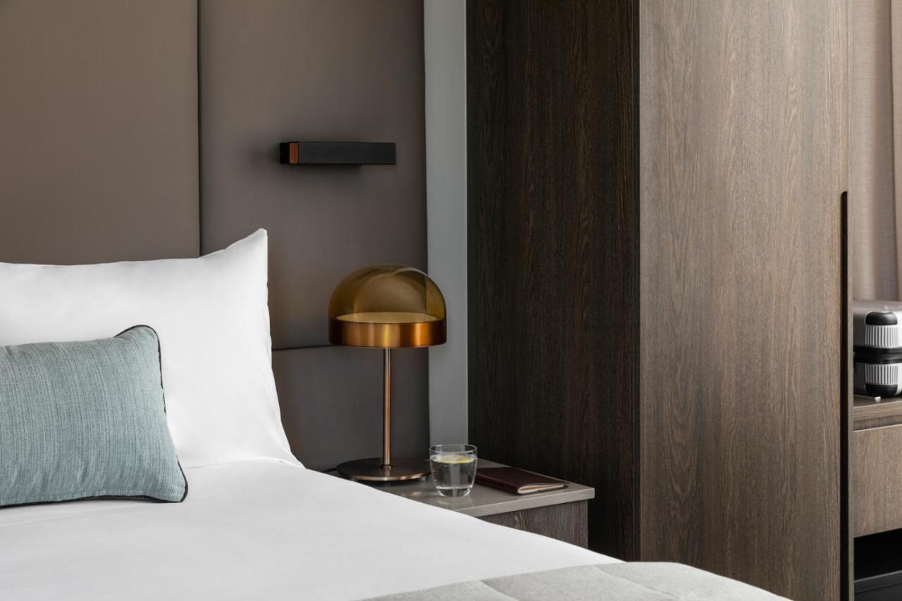 Oakwood Premier Melbourne Aparthotel Buitenkant foto A bedroom at the hotel