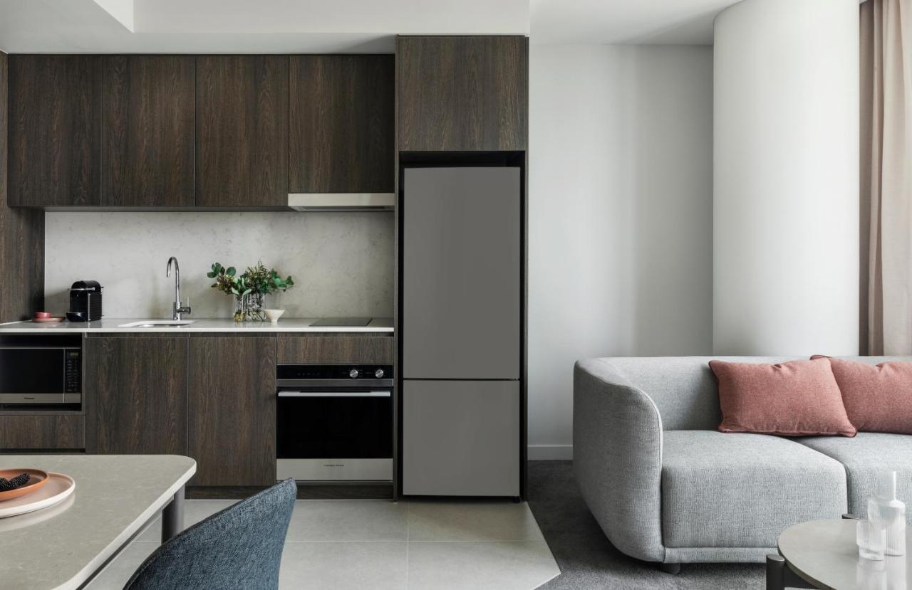 Oakwood Premier Melbourne Aparthotel Buitenkant foto A bottom freezer refrigerator