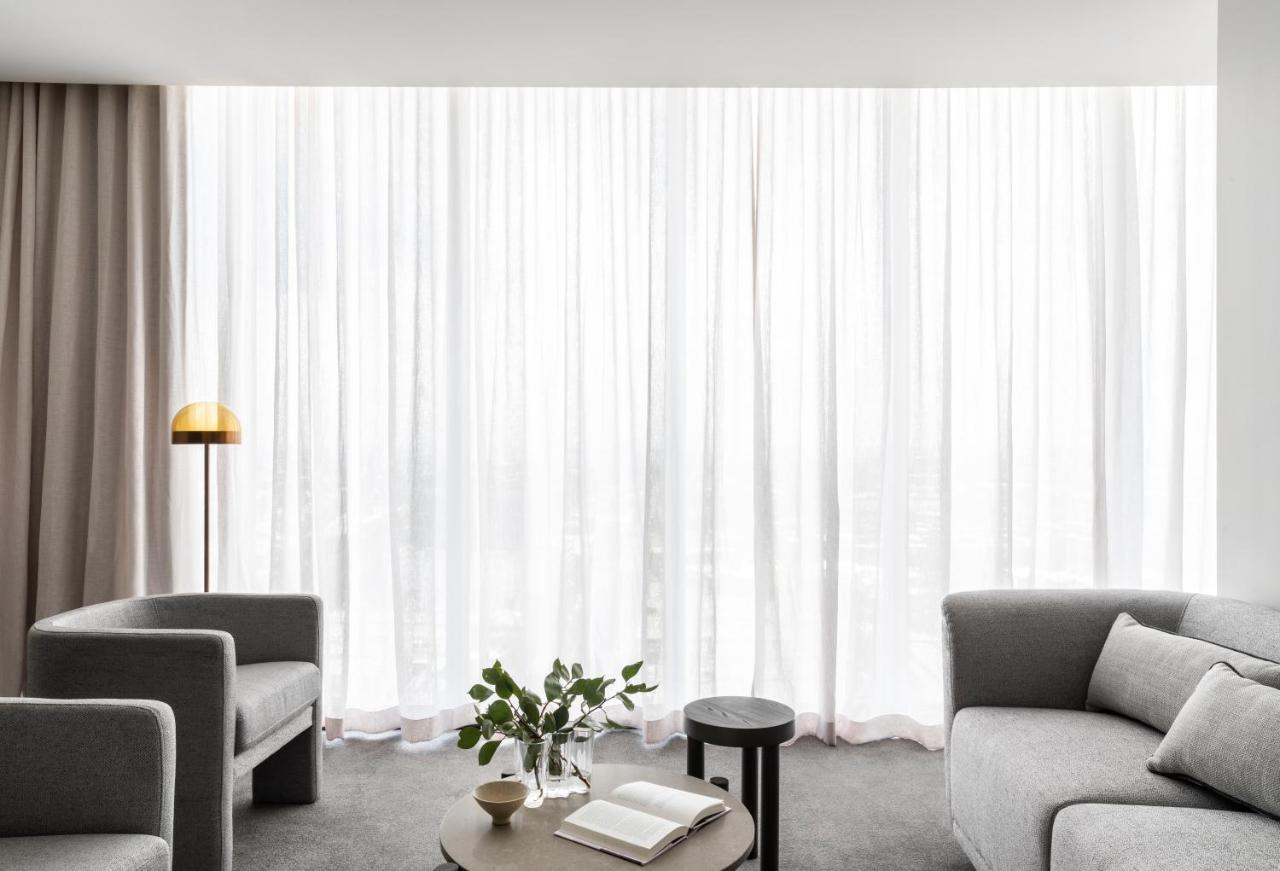 Oakwood Premier Melbourne Aparthotel Buitenkant foto A living room with sheer curtains
