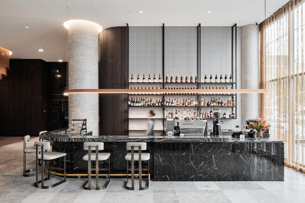 Oakwood Premier Melbourne Aparthotel Buitenkant foto The bar at the hotel