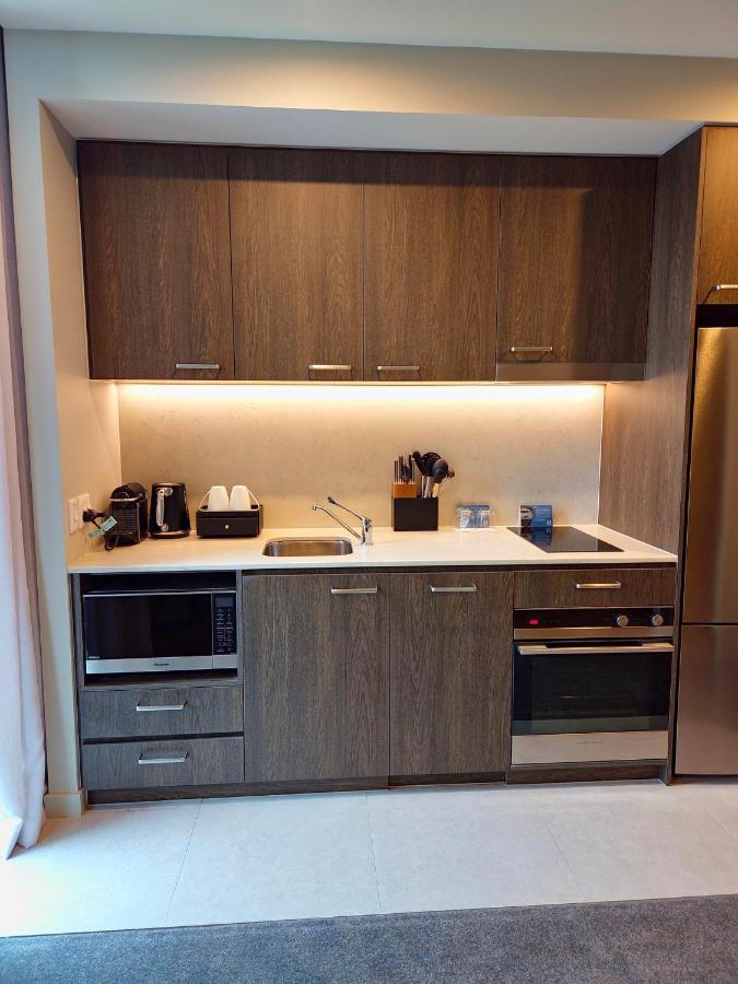 Oakwood Premier Melbourne Aparthotel Buitenkant foto Kitchenette in a hotel room